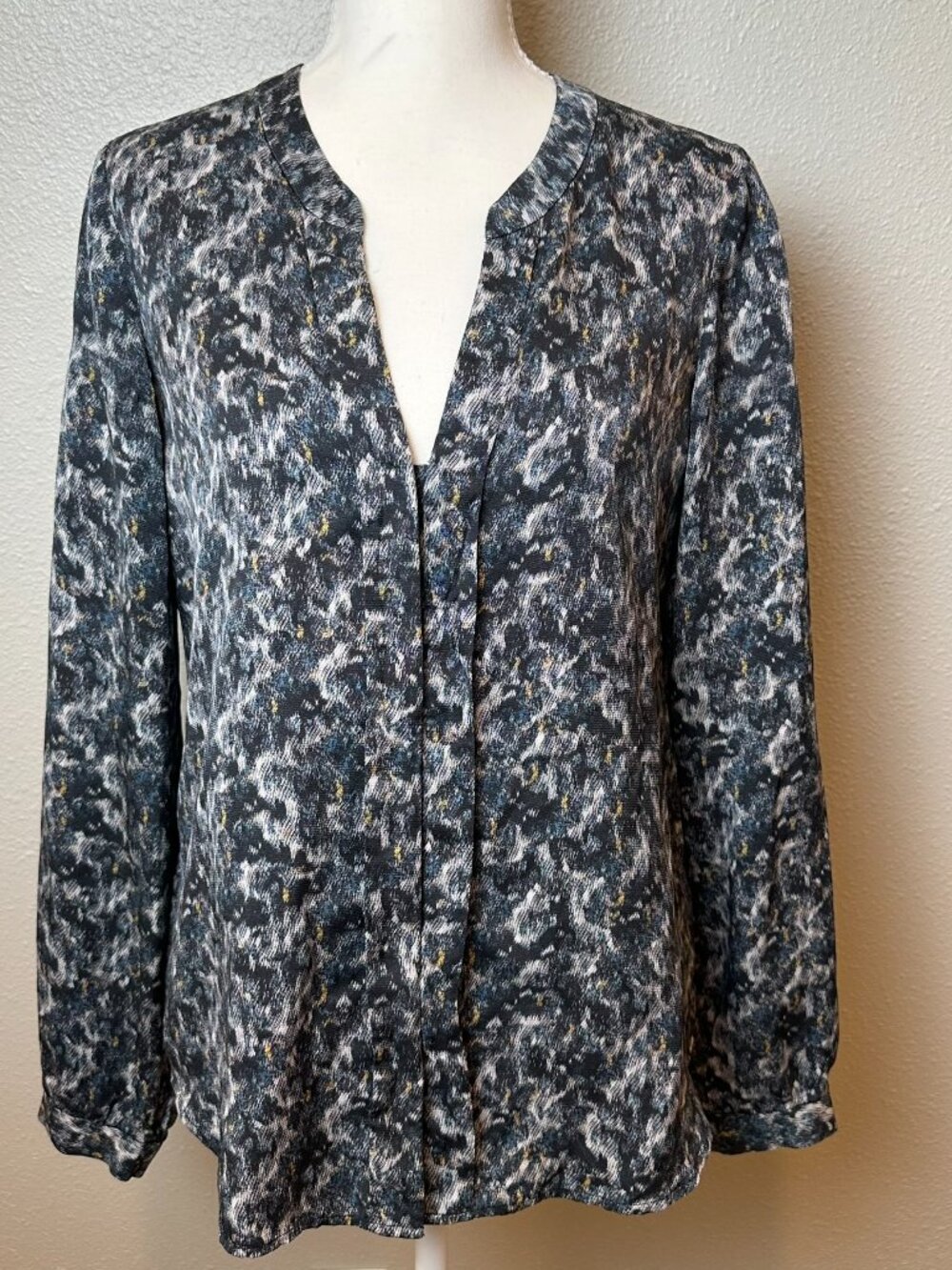 Theory Ruisa Caligula Silk Blouse S Small Gray Blue Geometric Print V-Neck Luxe
